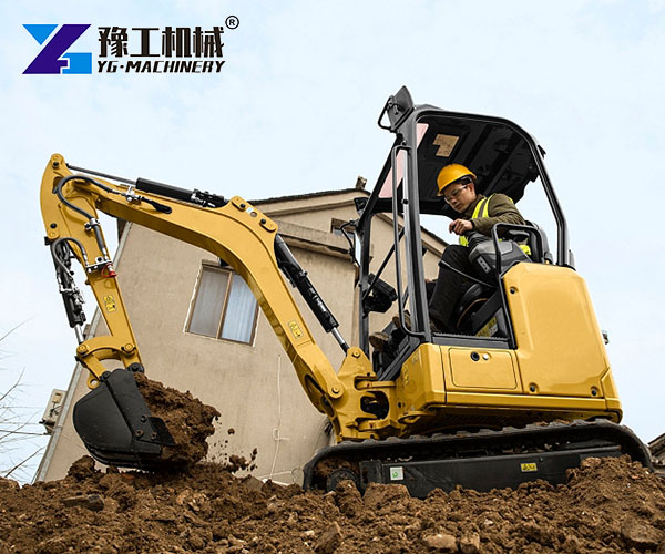 High-efficiency compact excavator